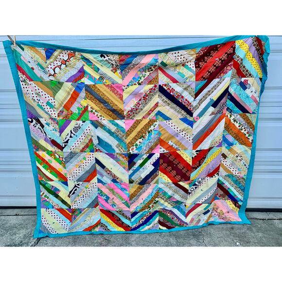 STRIKING 1940's- 1950's ZIGZAG MULTICOLOR ANTIQUE PATCHWORK QUILT - Picture 1 of 8
